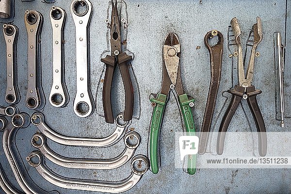 Werkzeuge  verschiedene Schraubenschlüssel und Zangen in einer Autowerkstatt  Deutschland  Europa