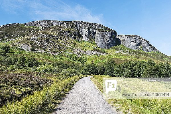 Einspurige Straße in den nordwestlichen Highlands  Schottland  Vereinigtes Königreich  Europa