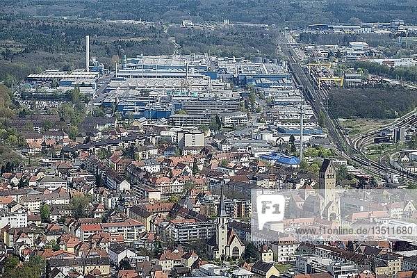 Die Stadt Singen am Hohentwiel mit dem Aluminiumwerk  Baden-Württemberg  Deutschland  Europa