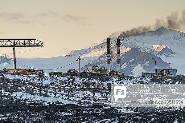 Kohlebergbau  Russische Bergbausiedlung Barentsburg  Isfjorden  Spitzbergen  Svalbard  Norwegen  Europa