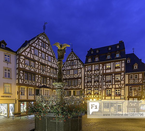 Fachwerkhäuser am Marktplatz mit Michaelsbrunnen  Bernkastel-Kues  Rheinland-Pfalz  Deutschland  Europa