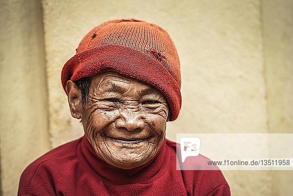 Lachende Frau mit Mütze Bandipur Kathmandu Tal Nepal Asien