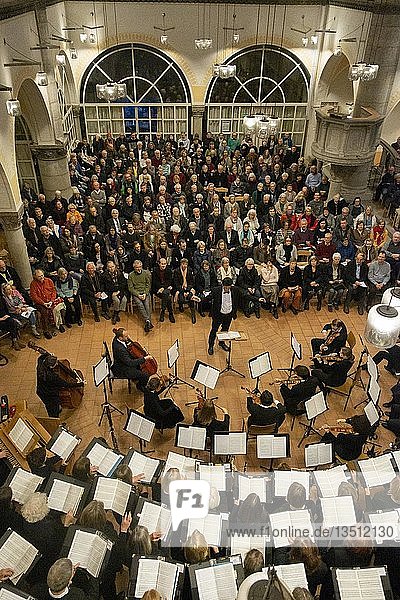 Kirchenchor und Orchester bei einem Konzert in einer Kirche  Musiker  Dirigent und Publikum  Evangelisch-Lutherische Pfarrkirche St. Johannes  München  Bayern  Deutschland  Europa