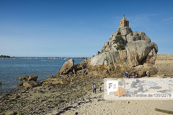 Strand und Kapelle auf Felsen  Port Blanc  Côte de Granit Rose  Cotes d'Armor  Bretagne  Frankreich  Europa