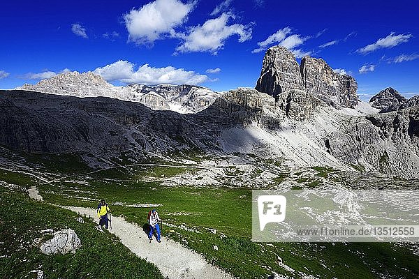 Hikers on trail 101  behind the summit of the Einser  Sexten Dolomites  Alta Pusteria  South Tyrol  Italy  Europe