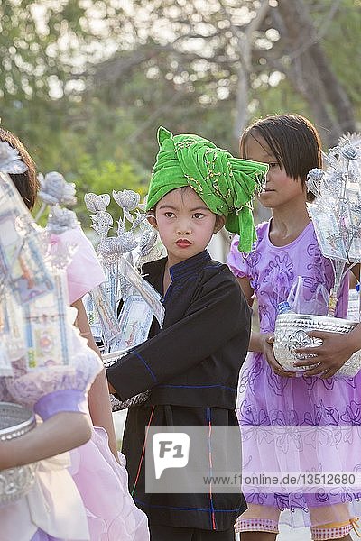 Straßenparade zur Feier des Eintritts von Kindern ins Mönchtum  Nyaungshwe  Myanmar  Asien