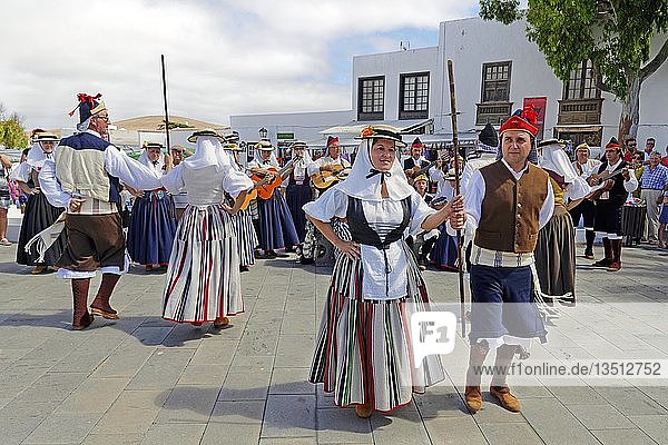 Tanzaufführung einer kanarischen Folkloregruppe  Teguise  Lanzarote  Kanarische Insel  Spanien  Europa