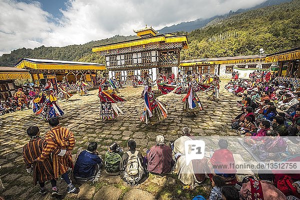 Tänzer beim Maskentanz religiöses Tsechu Klosterfest Gasa Tshechu Festival Gasa Distrikt Himalaya-Region Königreich Bhutan