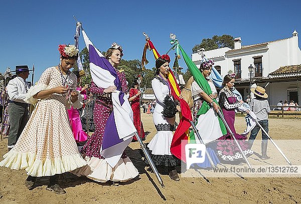 Junge Frauen in bunten Kleidern Pfingsten Wallfahrt von EL Rocio Huelva-Provinz Andalusien Spanien Europa