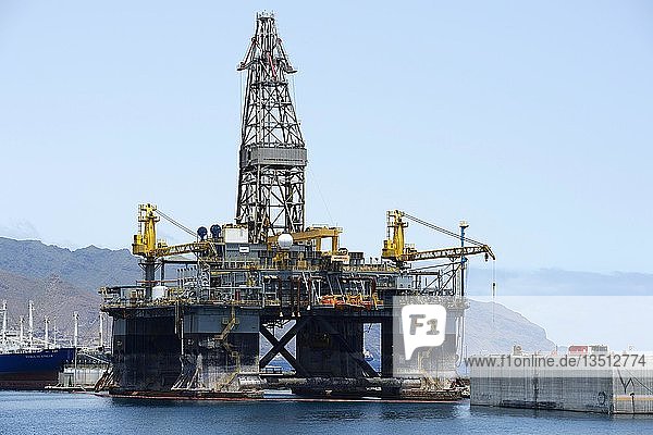Ölbohrplattform im Hafen  Insel Santa Cruz  Teneriffa  Kanarische Inseln  Spanien  Europa