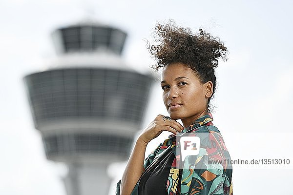 Junge Frau Fashion Fotoshooting Portrait Flughafen München Oberbayern Bayern Deutschland Europa