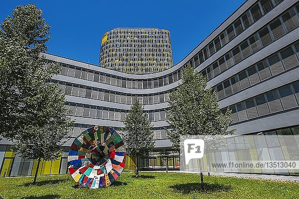 ADAC-Gebäude mit Kunstwerk  München  Oberbayern  Bayern  Deutschland  Europa