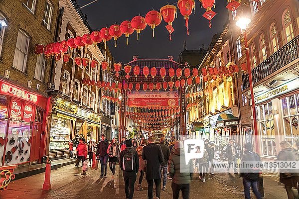 Fußgängerzone mit roten Laternen bei Nacht  Chinatown  London  Großbritannien