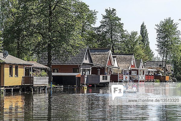 Boote und Ferienhäuser  Inselsee  Erholungsgebiet  Güstrow  Mecklenburg-Vorpommern  Deutschland  Europa