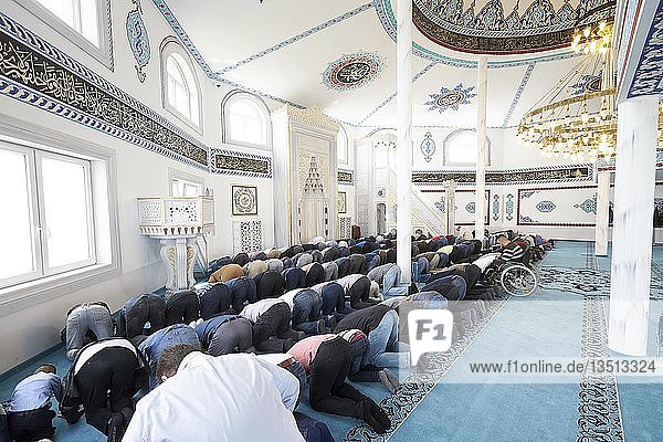 Freitagsgebet in der DITIB-Moschee Ransbach-Baumbach Ransbach-Baumbach Rheinland-Pfalz Deutschland Europa