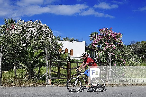 Radfahrer in Porto di Ponente  Insel Vulcano  Äolische und Liparische Inseln  Sizilien  Italien  Europa