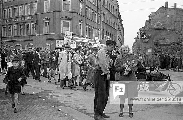 1. Mai 1948 Kundgebung  Johannisplatz  Leipzig  Sachsen  DDR  Deutschland  Europa