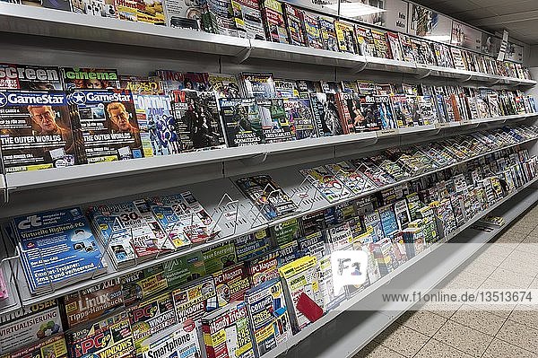 Regale mit Zeitschriften im Supermarkt München Oberbayern Bayern Deutschland Europa