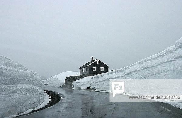 Blick aus einem Auto auf einer verschneiten Straße  Skandinavien  Norwegen  Europa