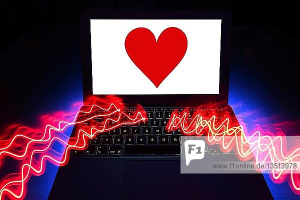 Symbolbild Partnerschaftsvermittlung Dating Agentur rotes Herz auf Bildschirm eines Notebook Baden-Württemberg Deutschland Europa