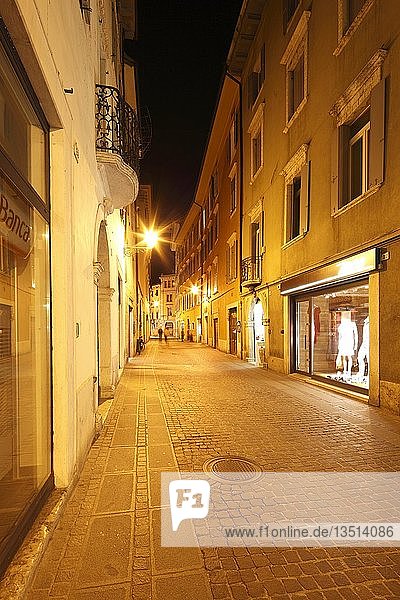 Straße im historischen Viertel von Rovereto bei Nacht  Etschtal  Trentino-Südtirol  Italien  Europa