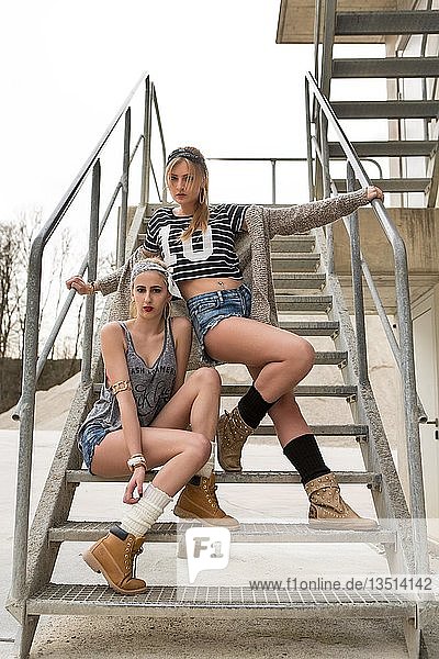 Zwei junge Frauen posieren im Freizeitlook  Mode