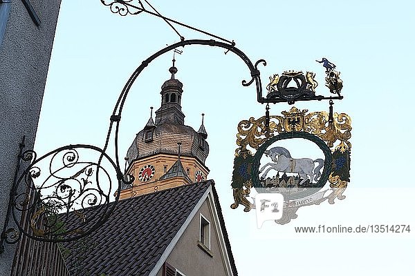 Wirtshausschild  Turm der Kirche  Neuenstein  Hohenlohe  Baden-Württemberg  Deutschland  Europa