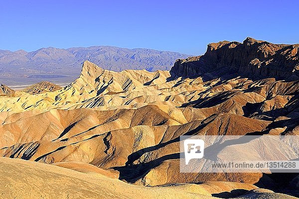 Farbige Felsformationen bei Sonnenaufgang  Zabriskie Point  Death Valley National Park  Kalifornien  USA  Nordamerika