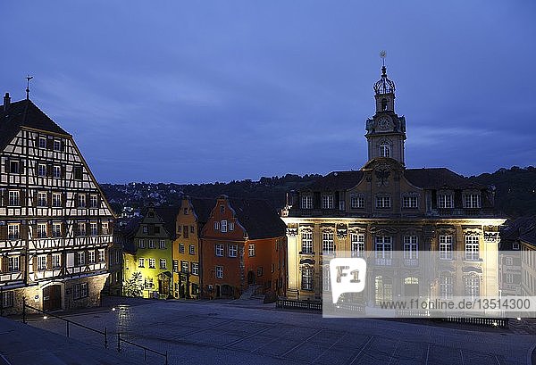 Marktplatz mit dem barocken Rathaus und dem Clausnitzerhaus  Altstadt von Schwäbisch Hall  Baden-Württemberg  Deutschland  Europa