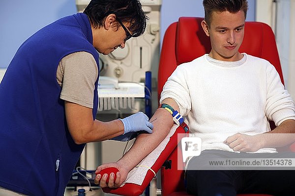 Patientin bei der Blutabnahme in der Transfusionsabteilung eines Krankenhauses  Tschechische Republik  Europa