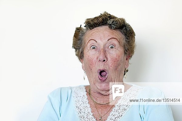 Ältere Frau schaut erstaunt oder überrascht