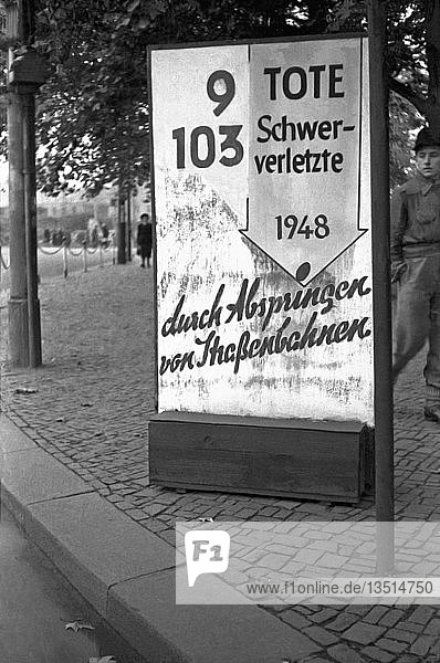 Verkehrssicherheit Warnschild Unfälle bei der Straßenbahn 1949 Leipzig Sachsen DDR Deutschland Europa