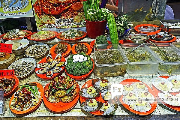 Gerichte eines Meeresfrüchterestaurants auf dem Nachtmarkt in der Temple Street  Kowloon  Hongkong  China  Asien