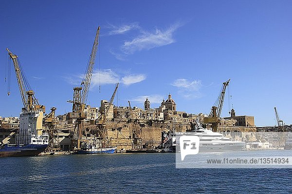 Kräne und Jachten  Hafen von Valletta  Malta  Europa