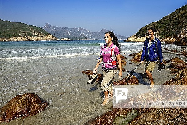 Hikers on Sai Wan Beach  Big Wave Bay  also Tai Long Wan  Sai Kung Peninsula  New Territories  Hong Kong  China  Asia