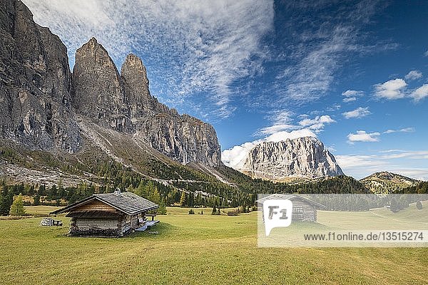 Hütten am Grödner Joch  Langkofel im Hintergrund  Grödnerjoch  Grödner Tal  Dolomiten  Südtirol  Italien  Europa