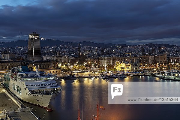 Port Vell  Hafenpromenade Rambla de Mar  Fähre  Abenddämmerung  Barcelona  Katalonien  Spanien  Europa