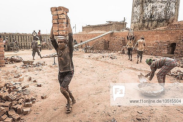 Arbeiter mit Ziegeln auf dem Kopf in einer Ziegelei  Dhaka  Bangladesch  Asien