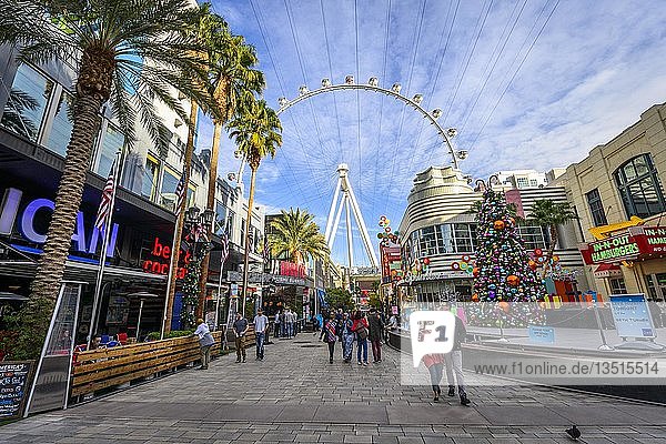 Geschäfte in der Einkaufsstraße The Linq Promenade  hinter The High Roller  Riesenrad  Las Vegas  Nevada  USA  Nordamerika