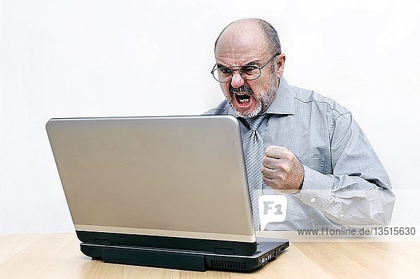 Mann wütend auf seinem Laptop