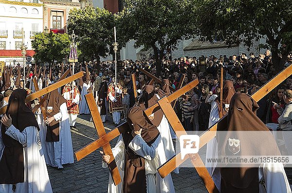 Büßer mit Kreuz bei der Semana Santa Prozession Karwoche Sevilla Andalusien Spanien Europa