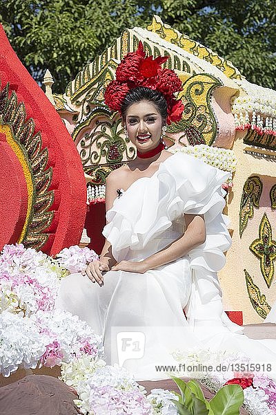 Frau posiert beim Blumenfestumzug 2017  Chiang Mai  Thailand  Asien