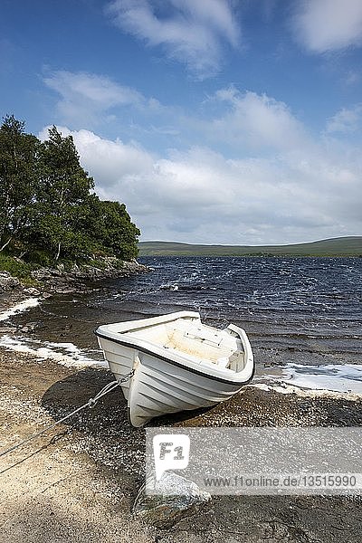 Weißes Fischerboot am Ufer des Loch Naver  County of Sutherland  Schottland  Vereinigtes Königreich  Europa