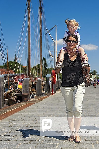 Mutter und Tochter beim Spaziergang im Hafen von Eckernförde  Eckernförde  Schleswig-Holstein  Deutschland  Europa