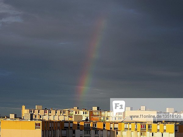 Regenbogen über Stadtansicht südlich von Frankreich