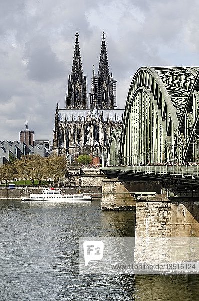 Blick über den Rhein mit der Hohenzollernbrücke und dem Kölner Dom Köln Nordrhein-Westfalen Deutschland Europa
