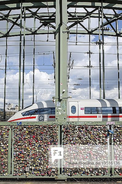 Vorhängeschlösser Liebesschlösser am Sicherheitsgitter das den Fußweg von den Eisenbahngleisen an der Hohenzollernbrücke trennt Köln Nordrhein-Westfalen Deutschland Europa