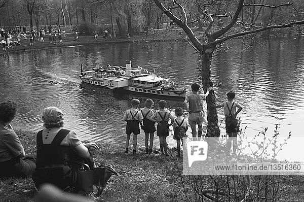 Im Clara-Zetkin-Park 1955 Leipzig Sachsen DDR Deutschland Europa