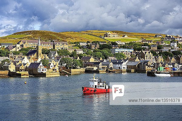 Boot vor der Hafenstadt Stromness  Mainland  Orkney-Inseln  Schottland  Großbritannien