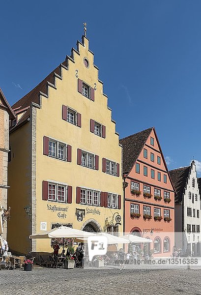 Fassaden von Stadthäusern am Marktplatz  Rothenburg ob der Tauber  Deutschland  Europa